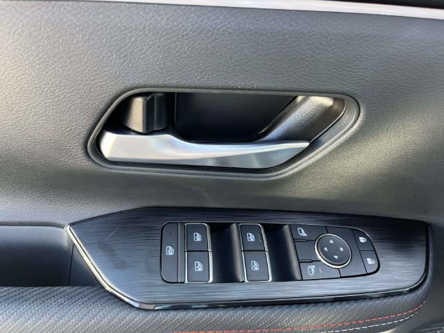 Used 2025 Nissan Kicks SR FWD image 18