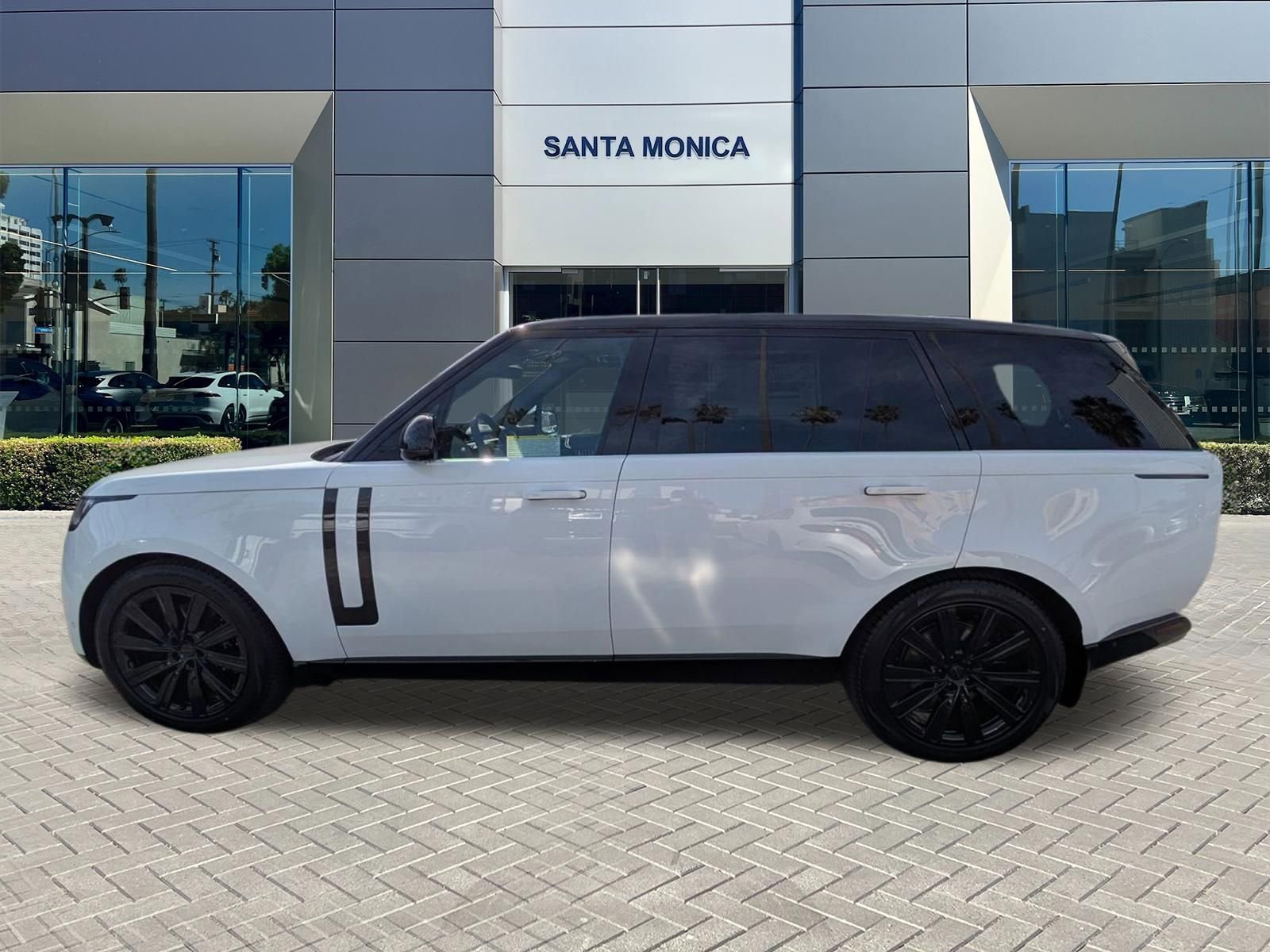 New 2026 Land Rover Range Rover Long Wheelbase SE image 2