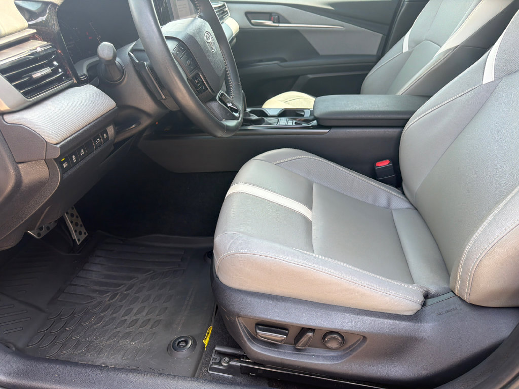 Used 2025 Toyota Camry SE w/ Convenience Package FWD image 17