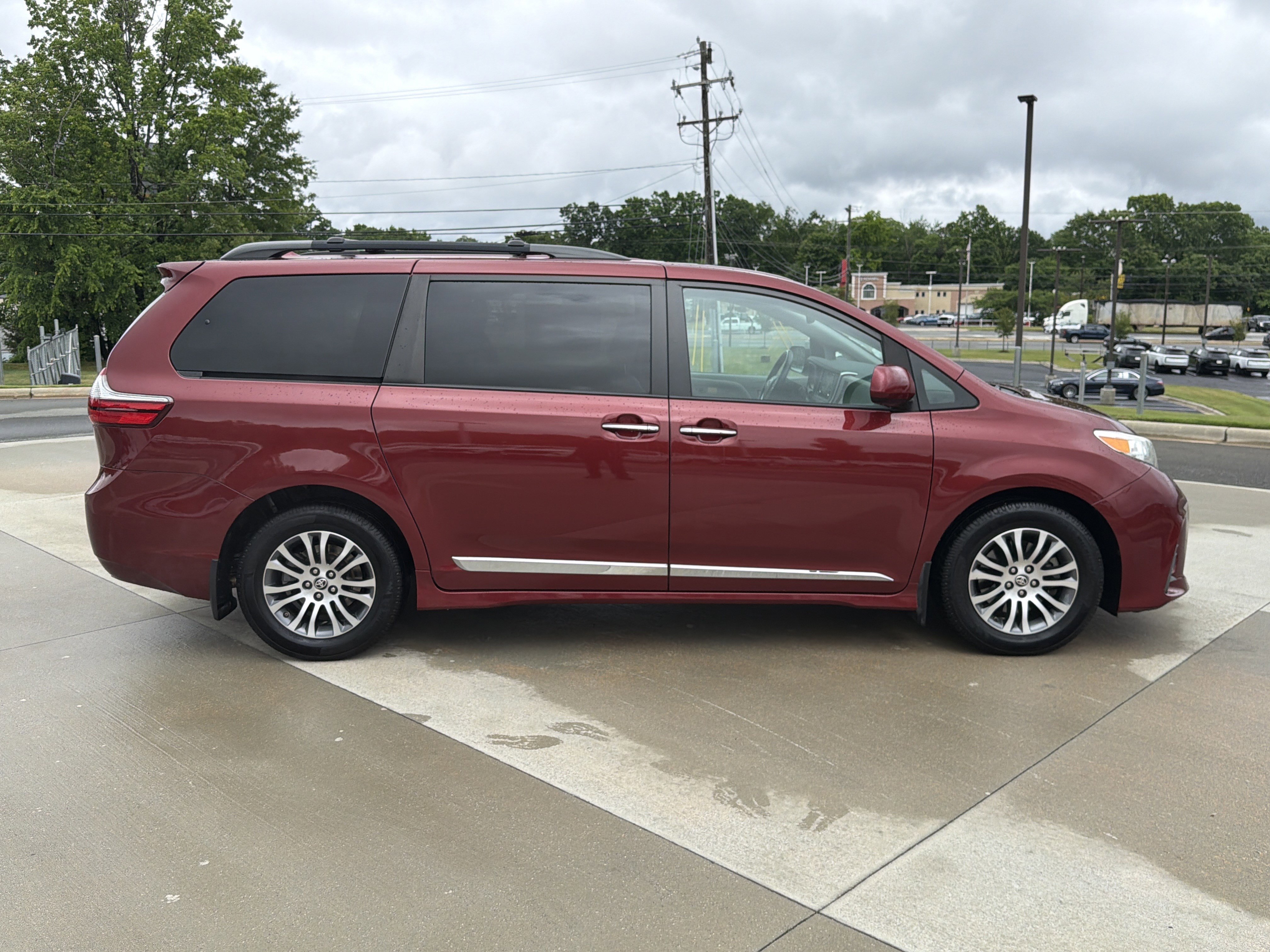Used 2020 Toyota Sienna XLE w/ XLE Navigation Package FWD image 11