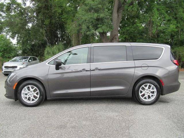Certified 2023 Chrysler Voyager LX FWD image 4