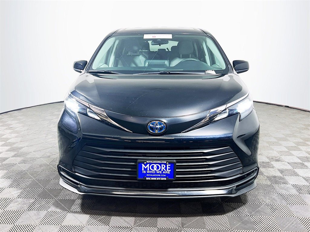Certified 2024 Toyota Sienna LE image 3