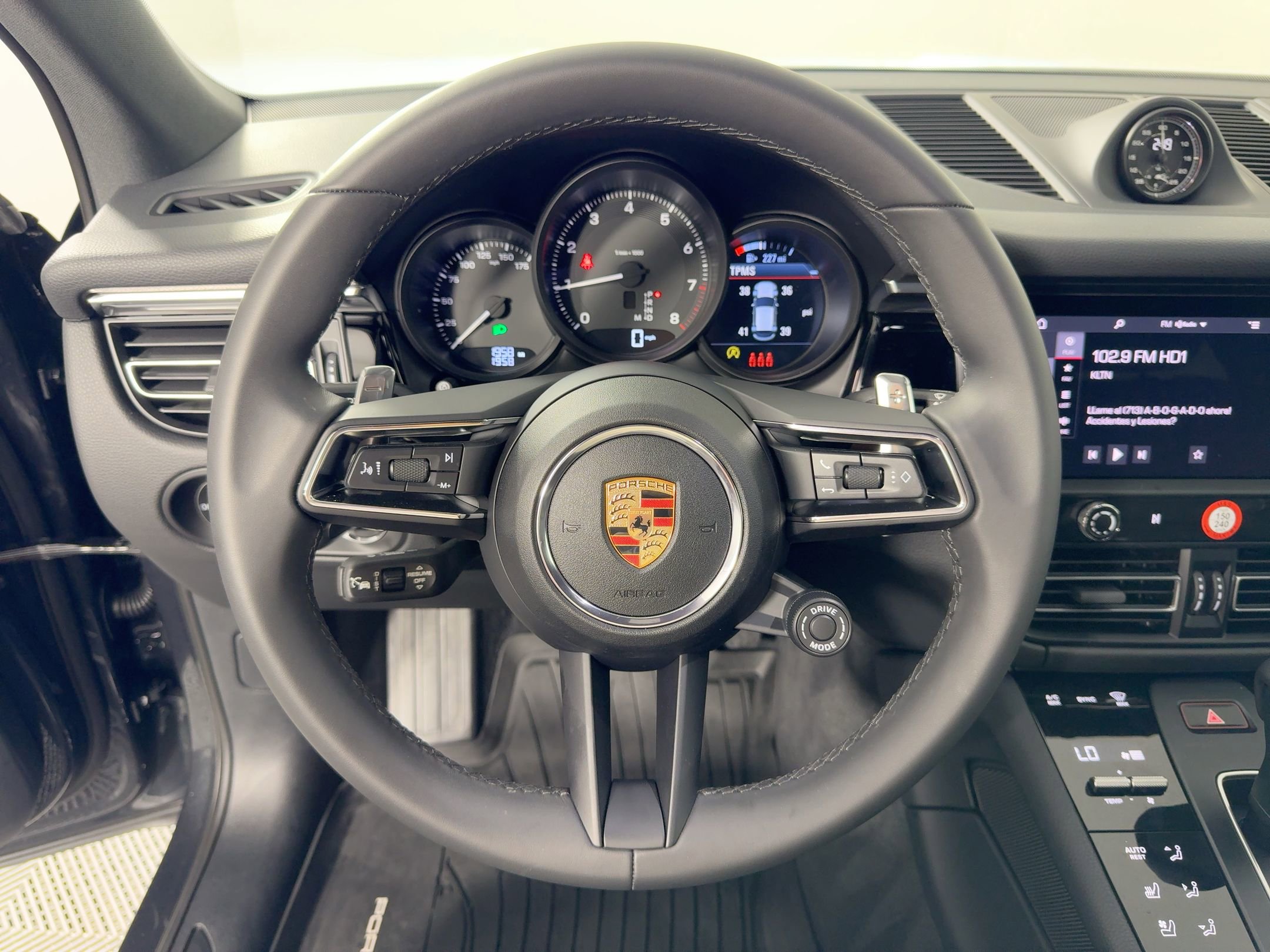 Used 2025 Porsche Macan AWD/4WD image 18