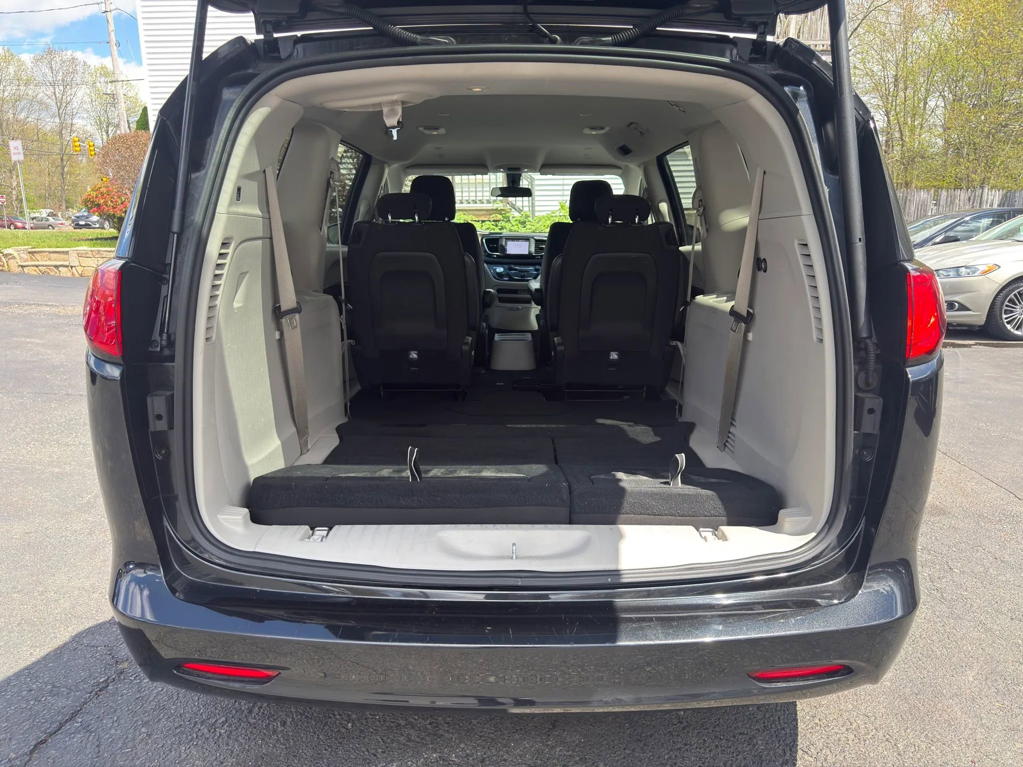 Used 2022 Chrysler Voyager LX FWD image 14