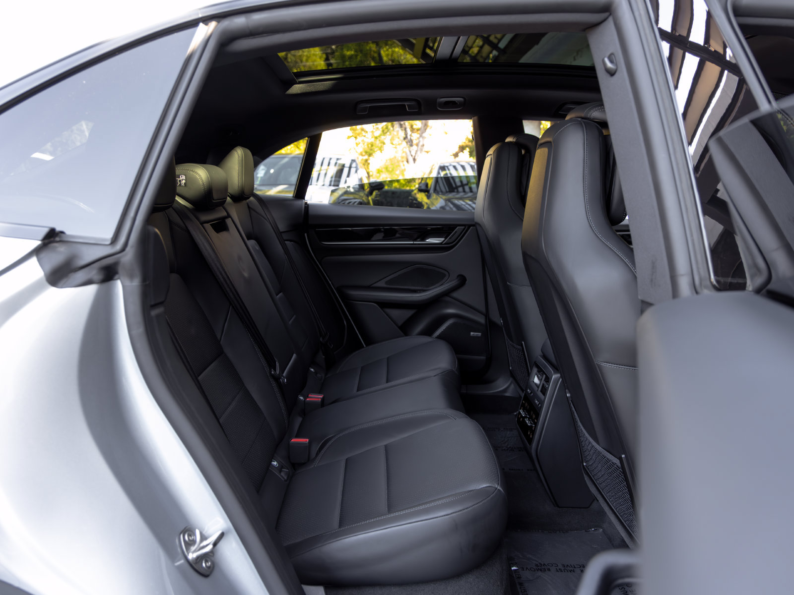 Certified 2025 Porsche Macan Electric RWD image 49