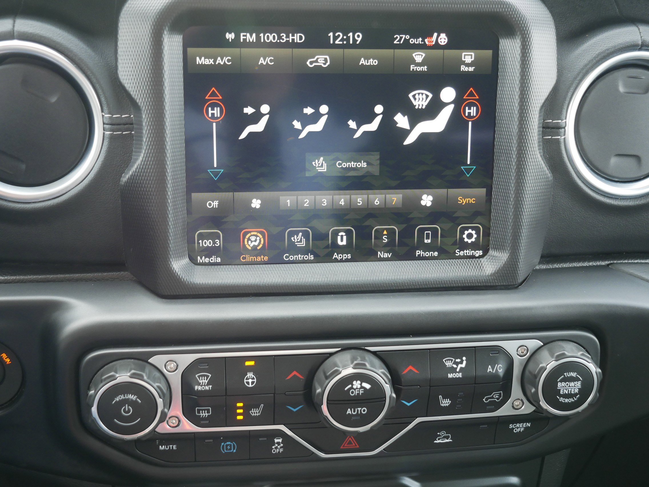 Used 2022 Jeep Wrangler Unlimited Sahara w/ Cold Weather Group AWD/4WD image 23