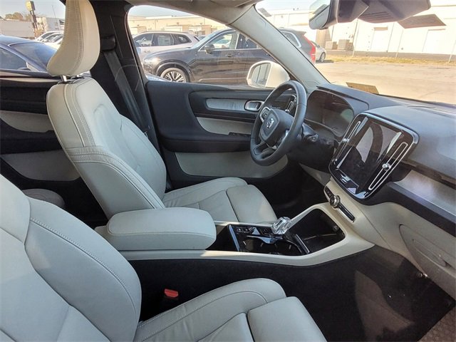 Certified 2024 Volvo XC40 B5 Ultimate w/ Protection Package Premier image 10