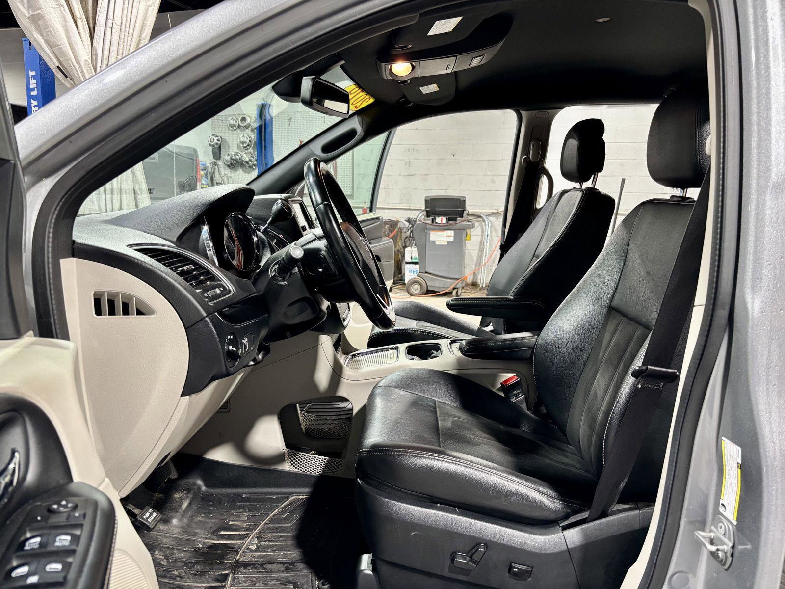 Used 2019 Dodge Grand Caravan SXT image 2