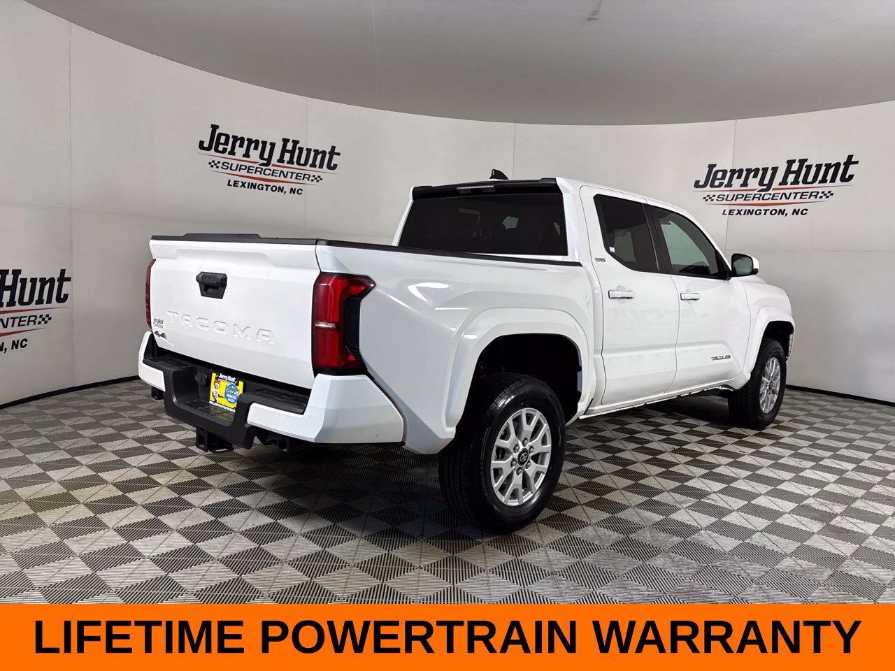 Used 2024 Toyota Tacoma SR5 AWD/4WD image 6
