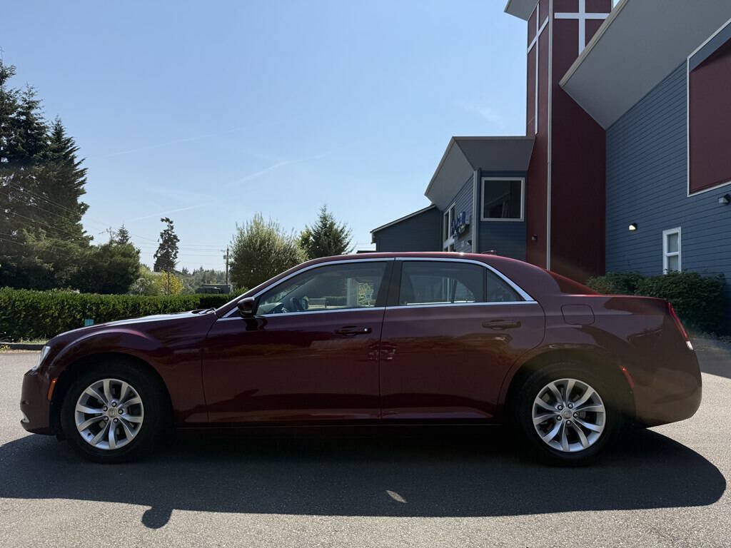 Used 2016 Chrysler 300 Limited RWD image 9