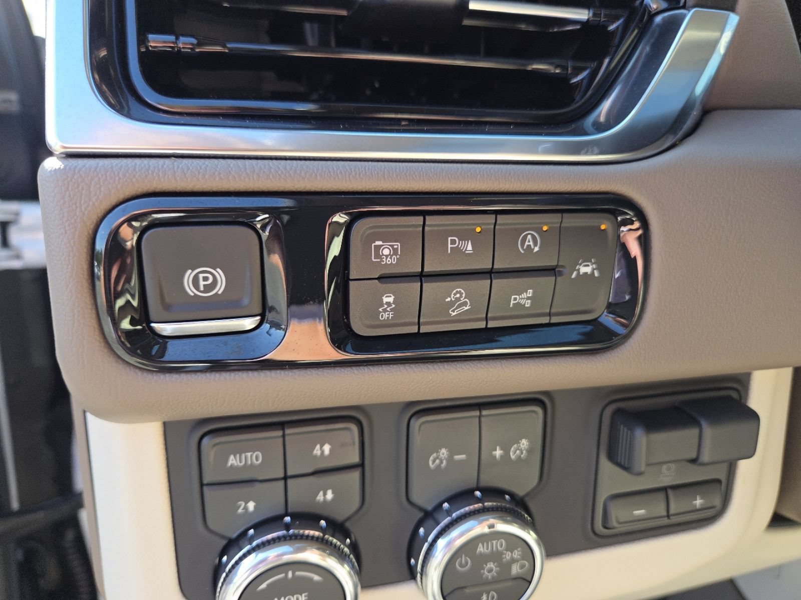 New 2026 GMC Yukon XL Denali w/ Denali Reserve Package AWD/4WD image 13