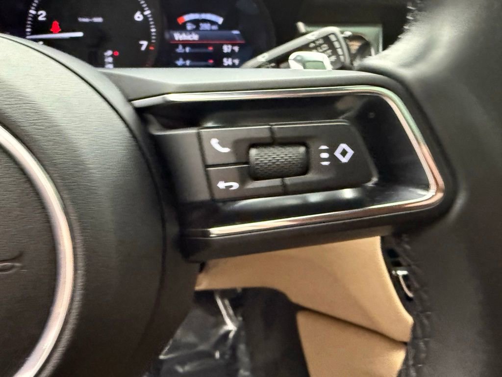 Used 2025 Porsche Macan image 14