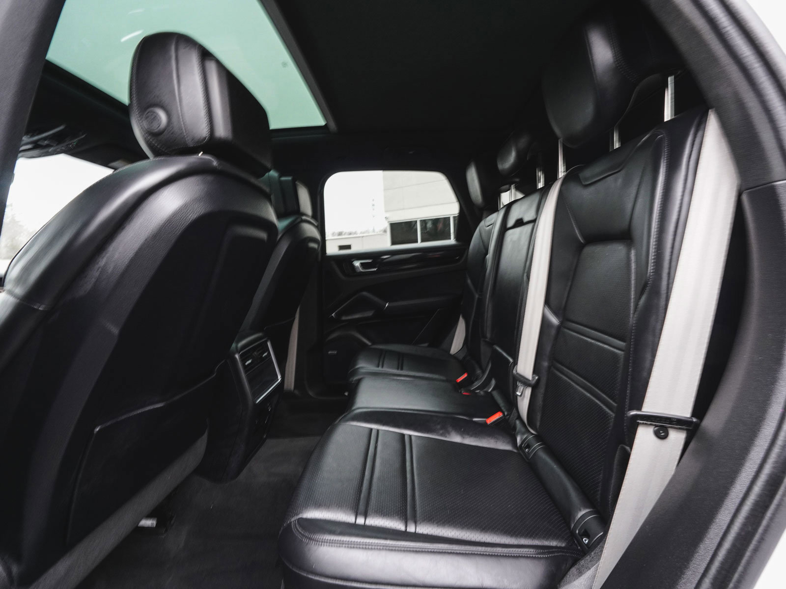 Used 2023 Porsche Cayenne w/ Premium Package image 35