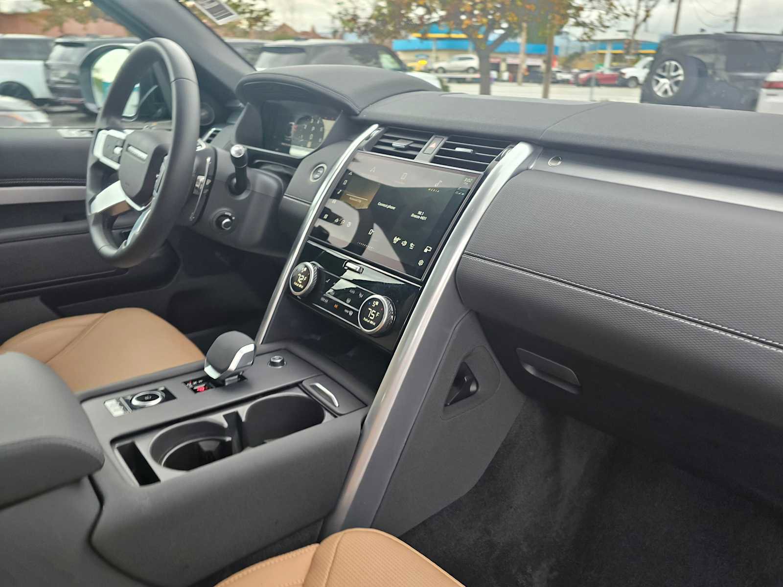 Certified 2025 Land Rover Discovery Dynamic SE image 12