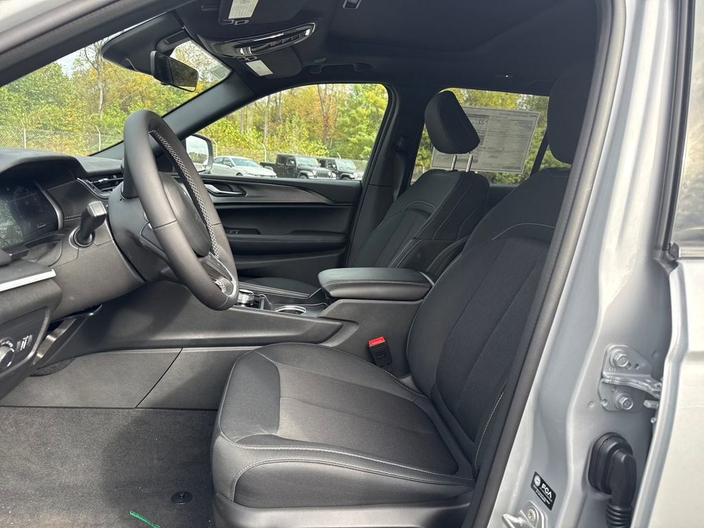 New 2025 Jeep Grand Cherokee Laredo X w/ Trailer Tow Package image 11