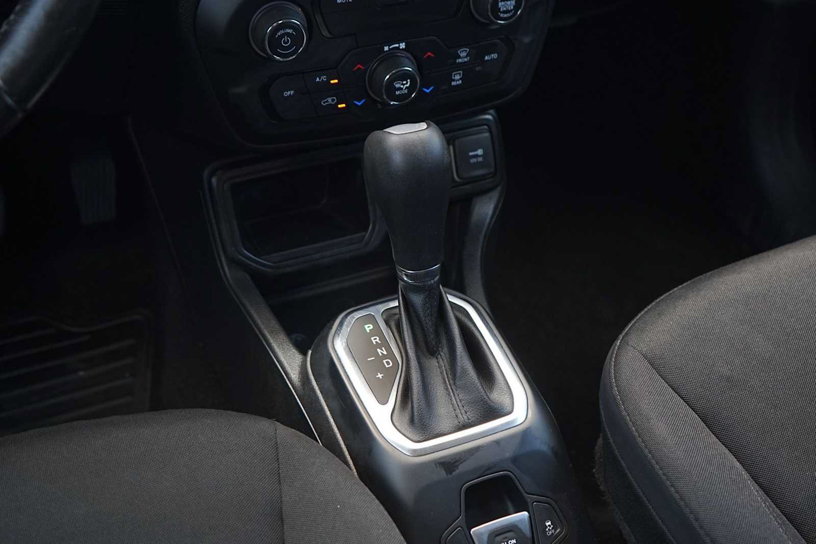 Used 2018 Jeep Renegade Altitude FWD image 21
