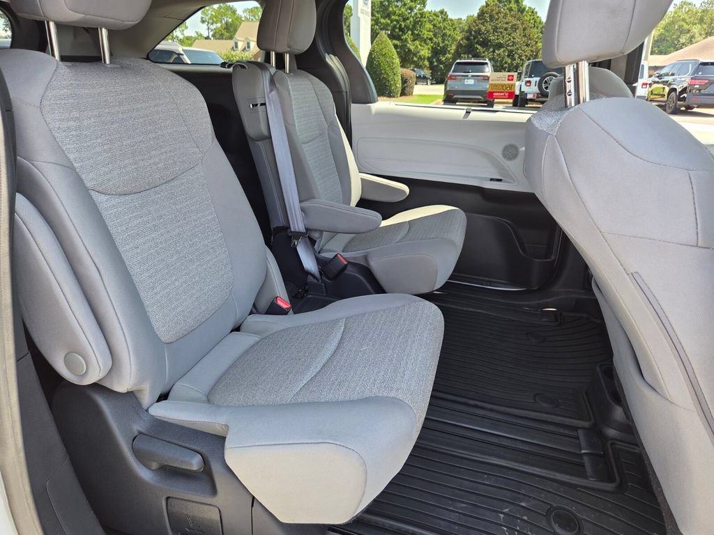 Certified 2025 Toyota Sienna LE FWD image 15