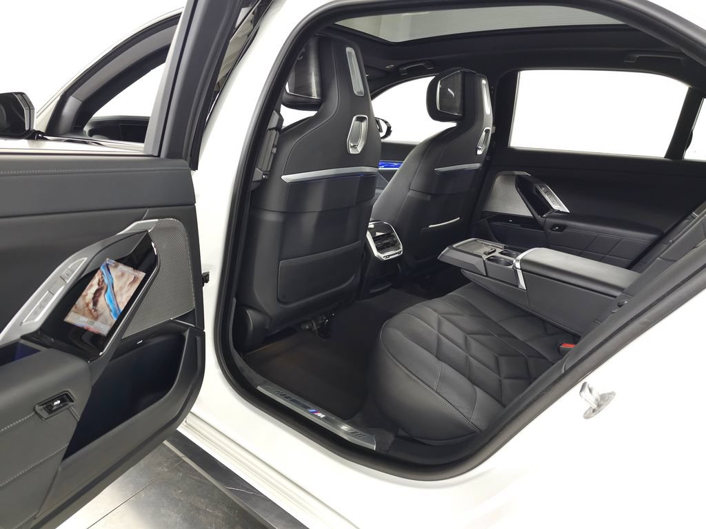 Used 2024 BMW 760i xDrive w/ Premium Package 2 AWD/4WD image 39