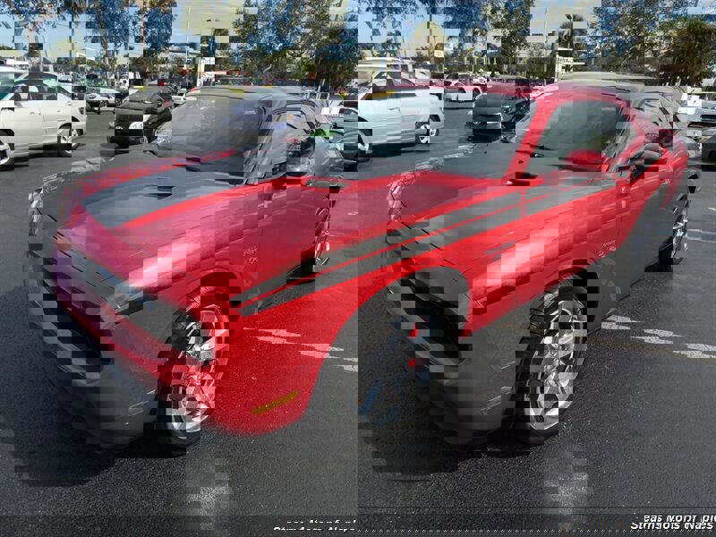 Used 2011 Dodge Challenger SE image 3