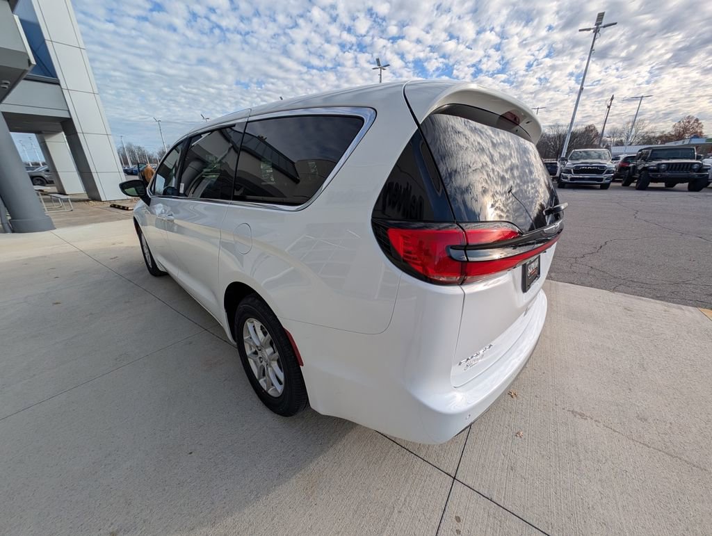 New 2026 Chrysler Pacifica Select image 7