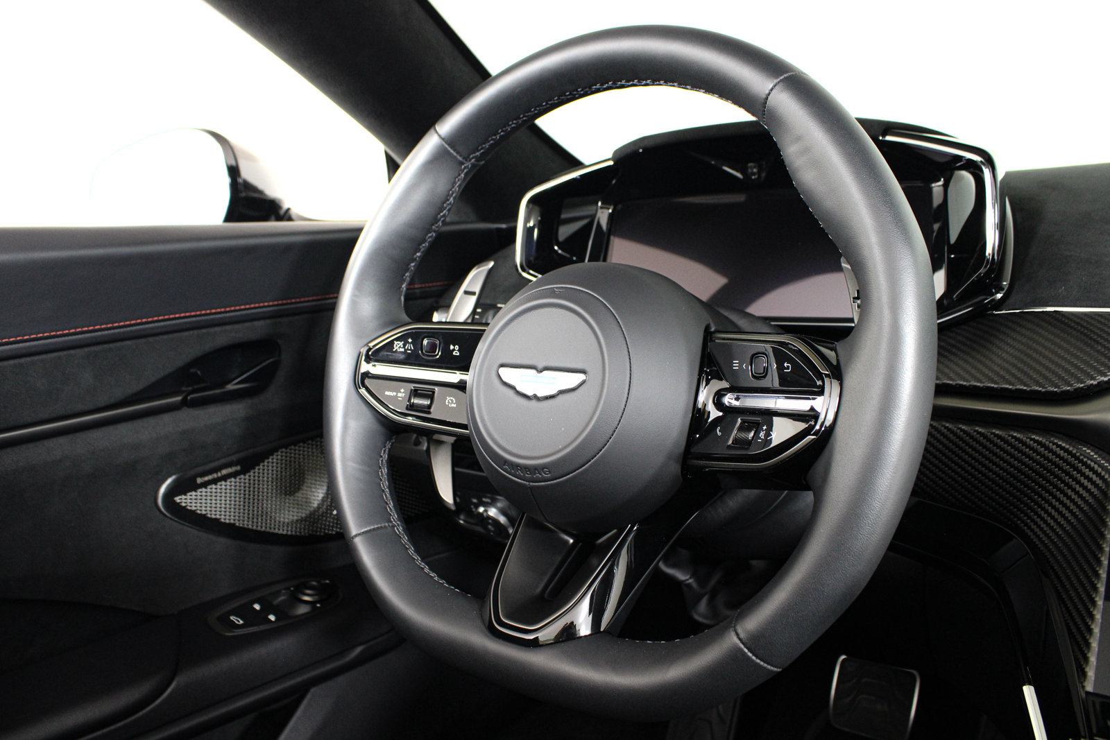 Used 2026 Aston Martin V8 Vantage S RWD image 32