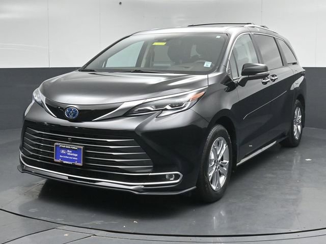 Used 2024 Toyota Sienna Platinum AWD/4WD image 3