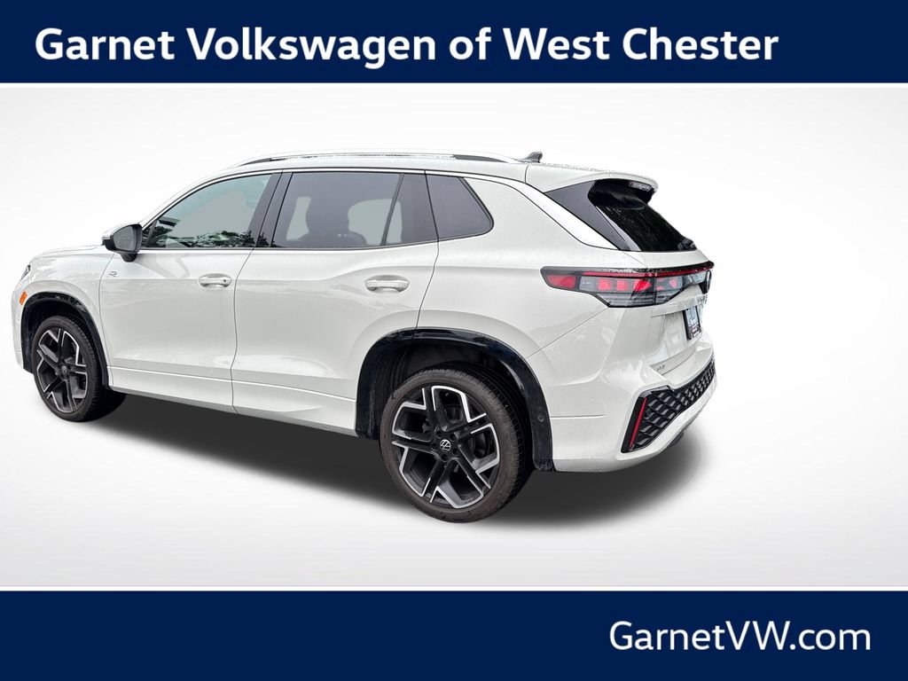 Used 2025 Volkswagen Tiguan SEL R-Line AWD/4WD image 3