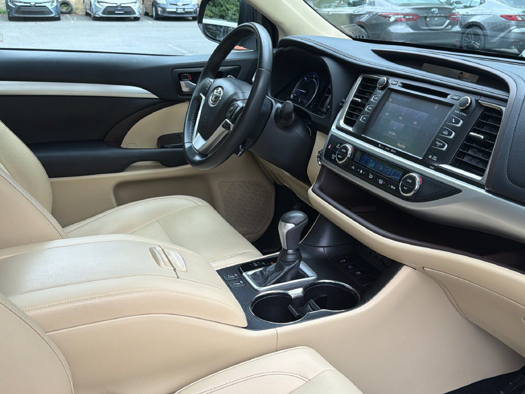 Used 2019 Toyota Highlander XLE AWD/4WD image 13