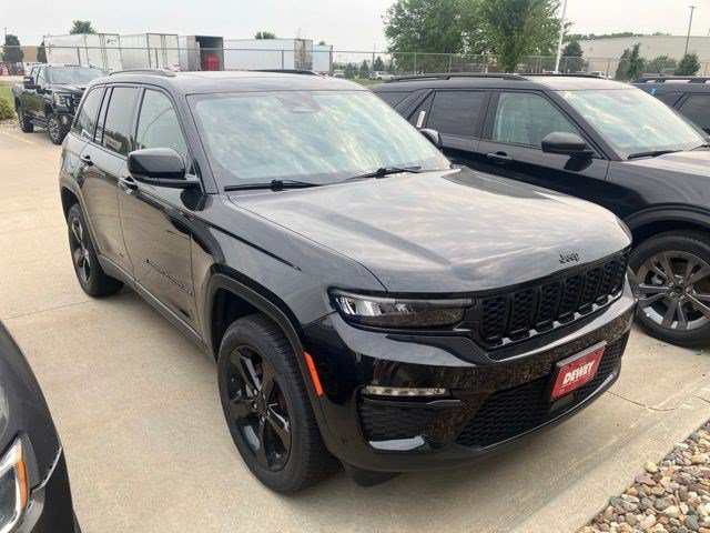 Used 2024 Jeep Grand Cherokee Limited w/ Black Appearance Package AWD/4WD image 5