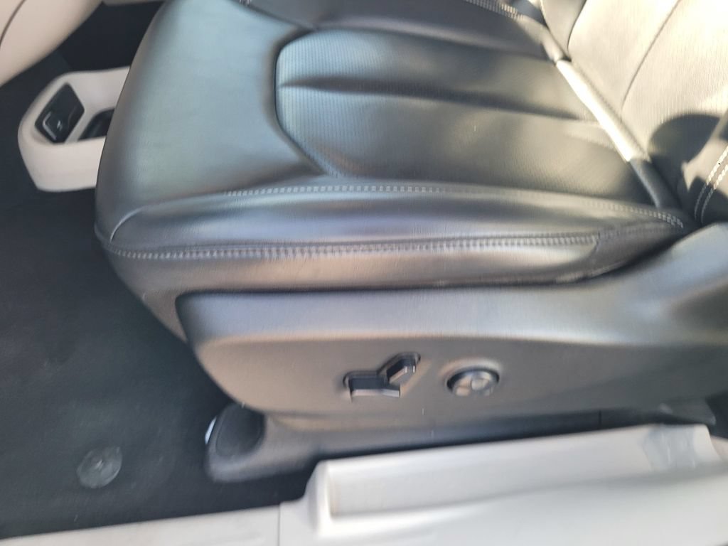 Used 2023 Chrysler Pacifica Touring-L FWD image 26