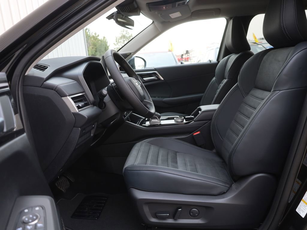 New 2025 Mitsubishi Outlander SE image 32