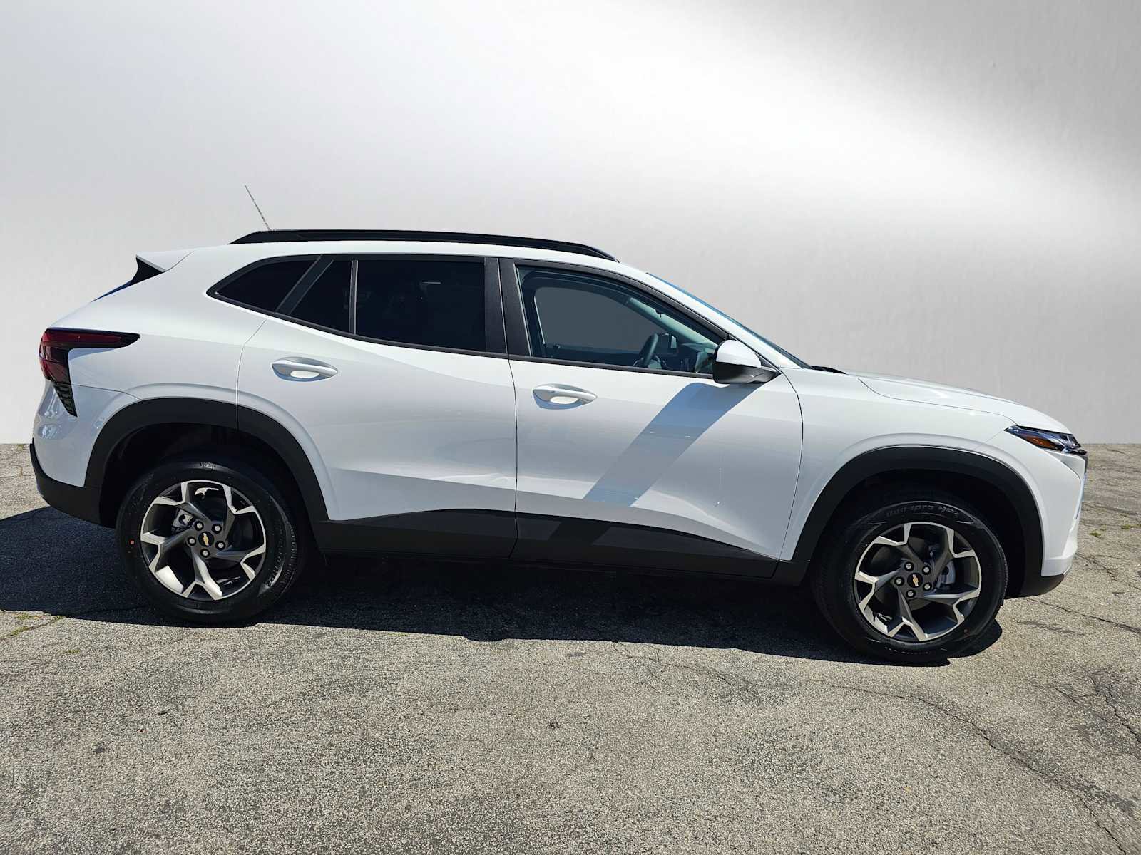 New 2026 Chevrolet Trax LT w/ Driver Confidence Package FWD image 2