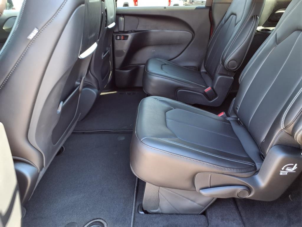 New 2026 Chrysler Pacifica Select image 10