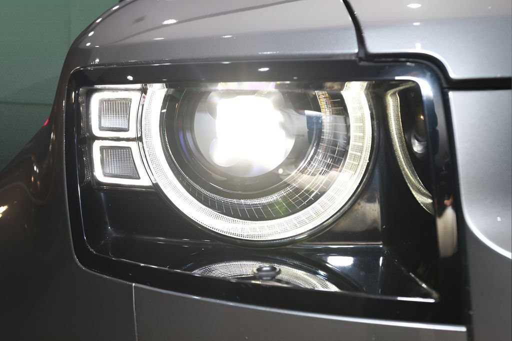 Used 2023 Land Rover Defender 110 X-Dynamic SE image 50