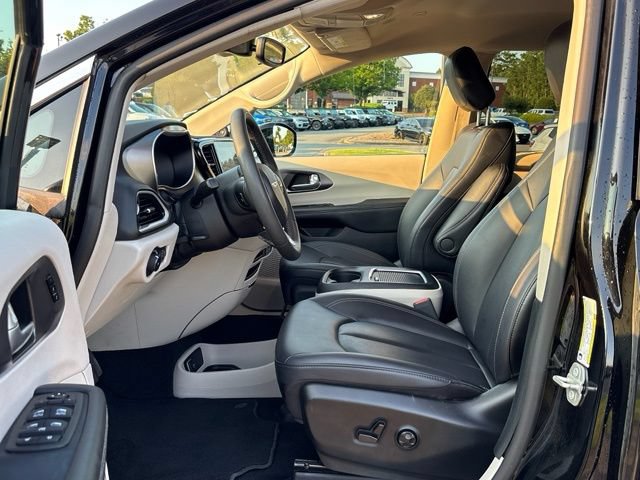 Used 2024 Chrysler Pacifica Touring-L FWD image 13