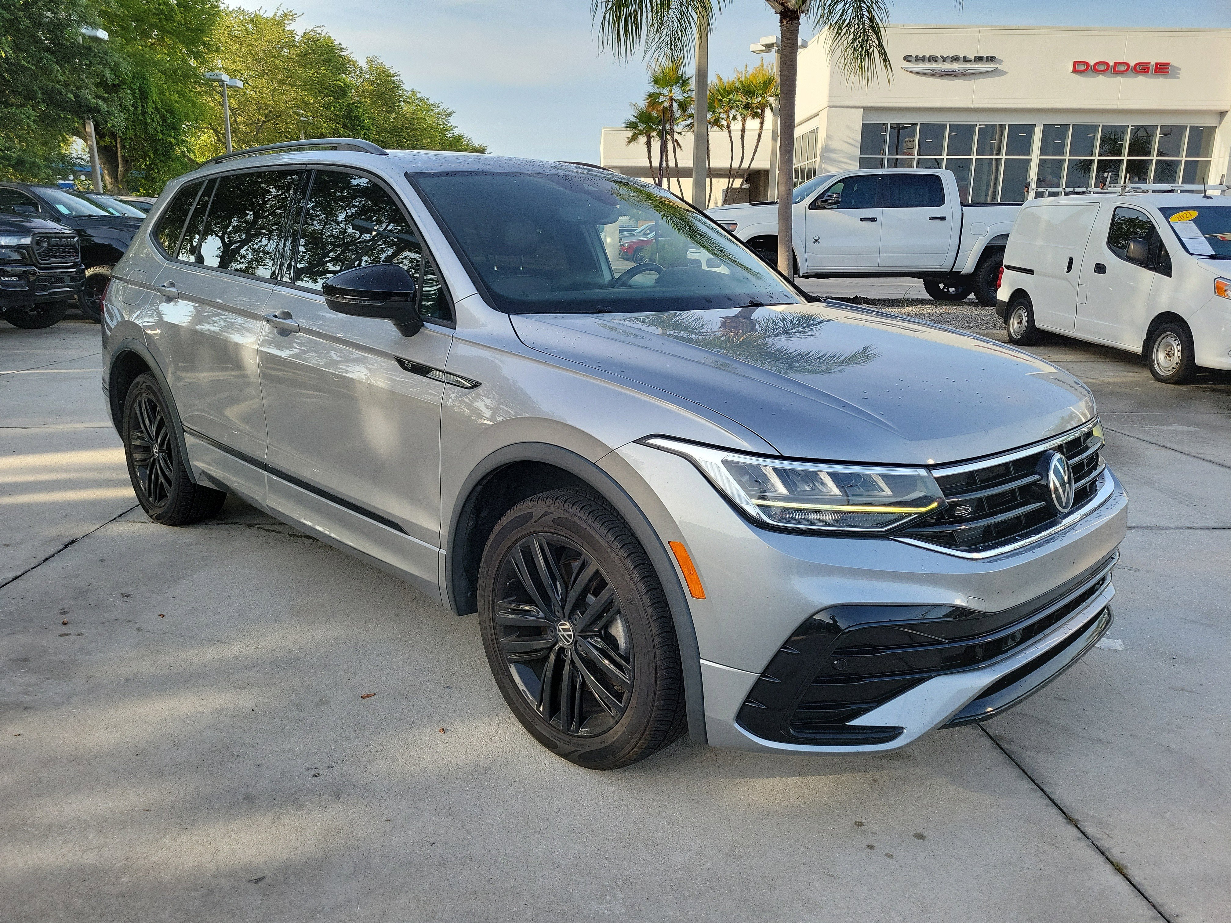 Used 2022 Volkswagen Tiguan SE R-Line FWD image 4