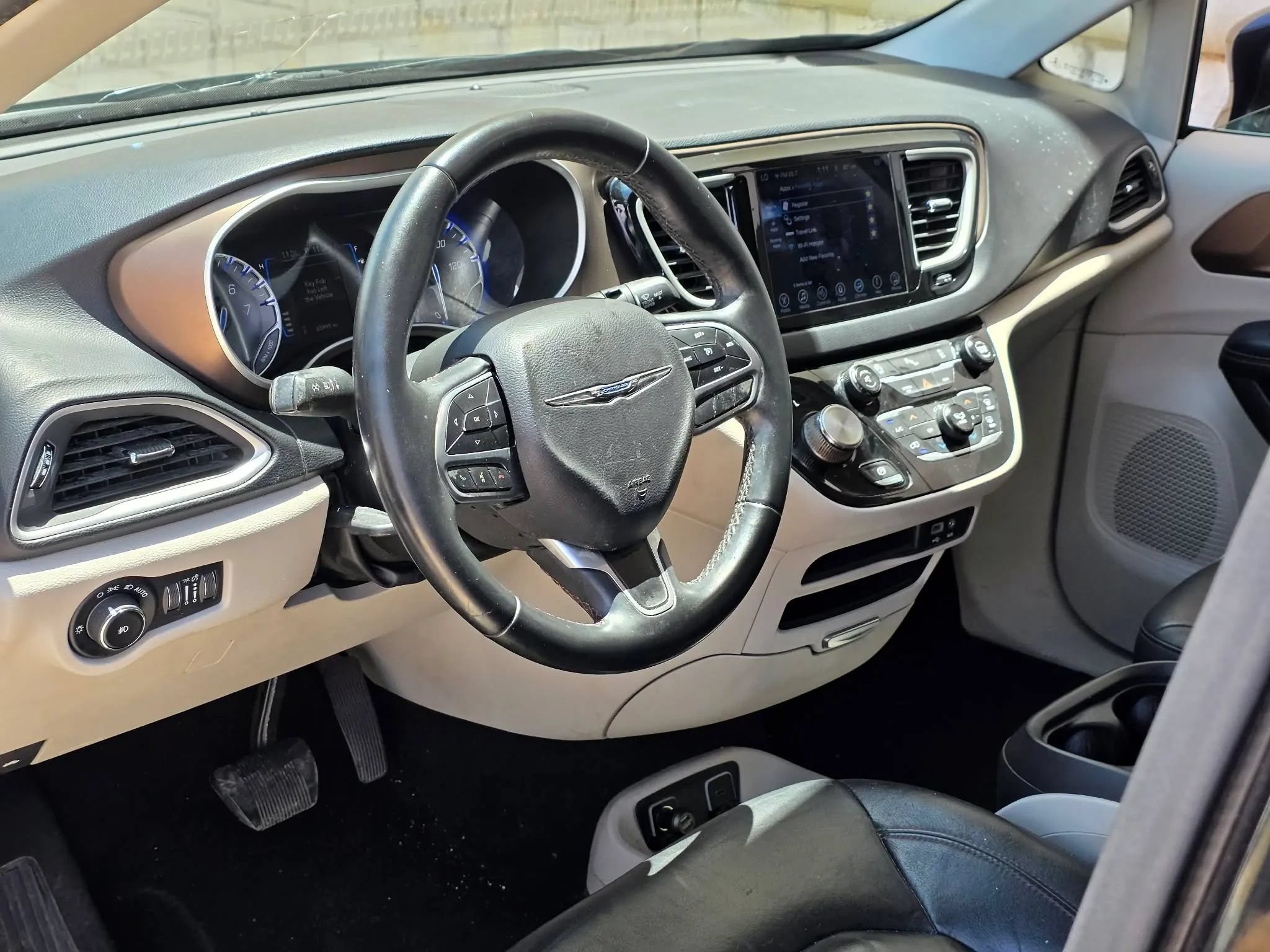 Used 2017 Chrysler Pacifica Touring-L w/ Tire & Wheel Group FWD image 9