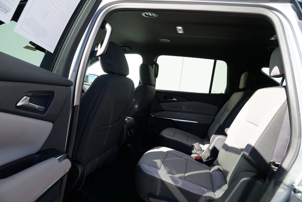 Used 2025 Chevrolet Traverse LT image 18