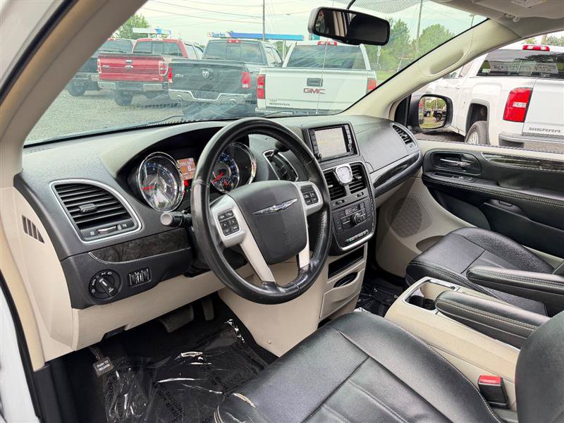 Used 2016 Chrysler Town & Country Touring FWD image 13