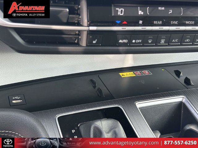 Used 2025 Toyota Sienna XLE FWD image 35