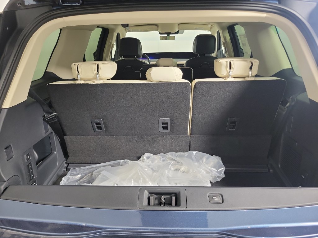 New 2027 Lincoln Navigator Premiere RWD image 7