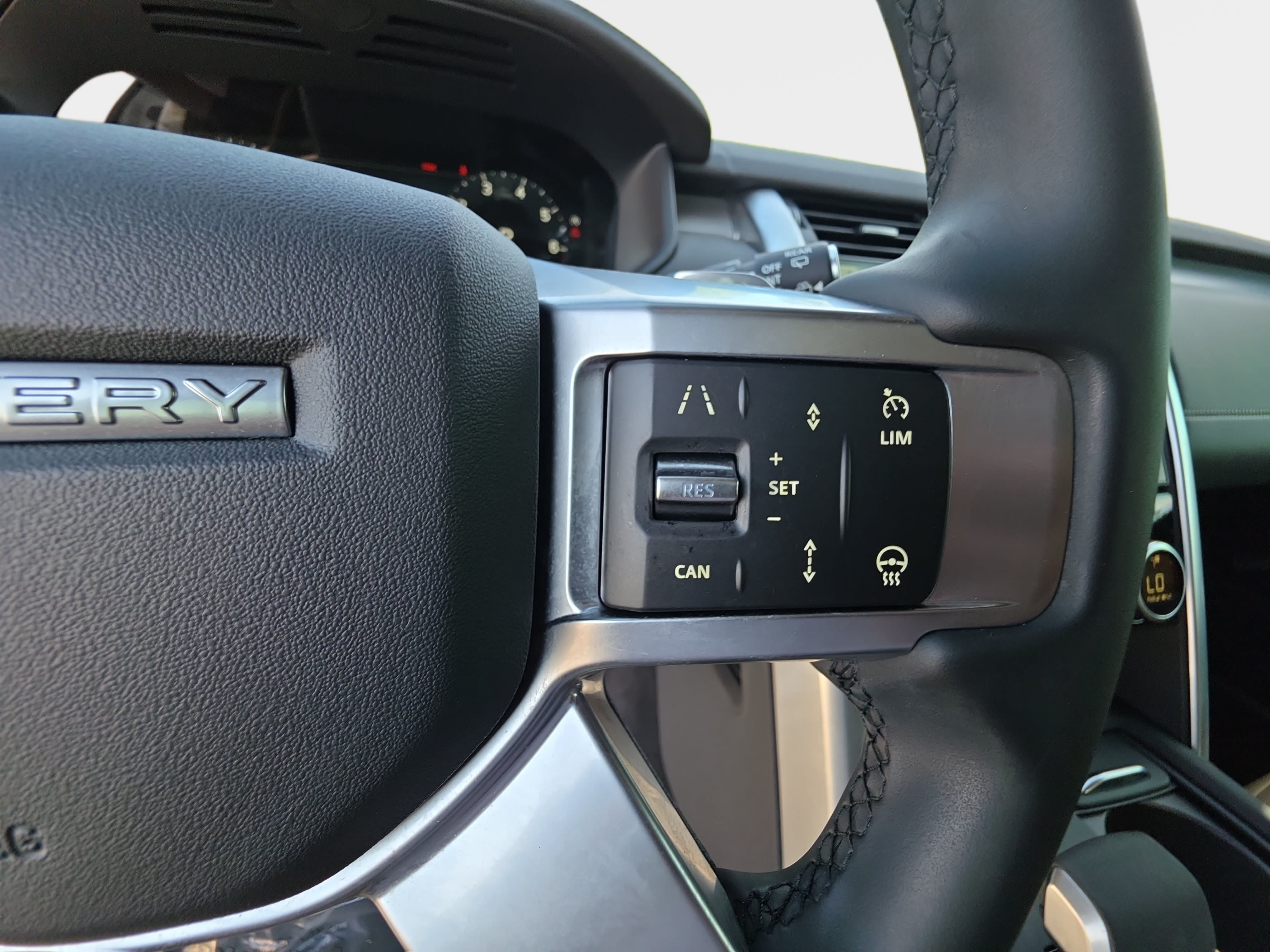 Certified 2025 Land Rover Discovery Dynamic SE AWD/4WD image 18