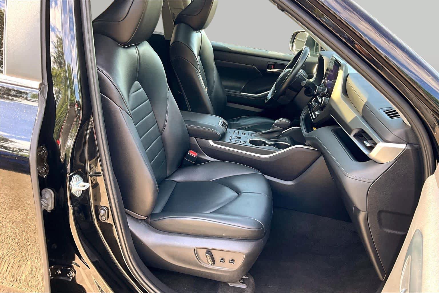 Used 2023 Toyota Highlander XLE AWD/4WD image 8