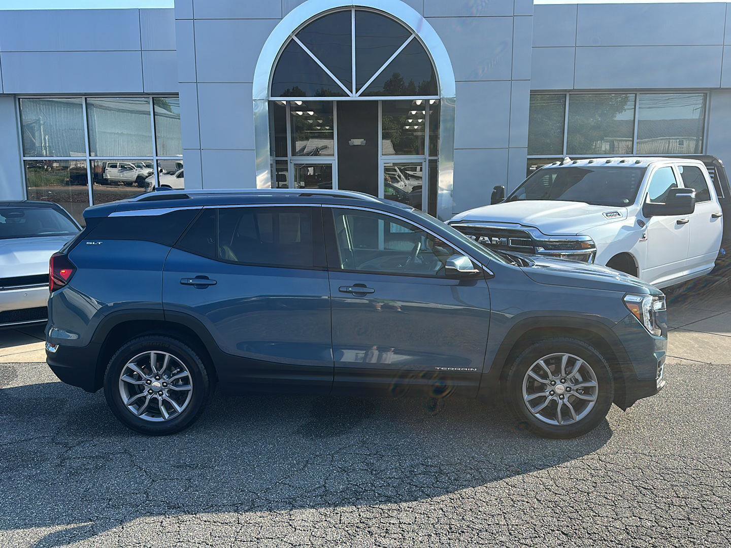 Used 2024 GMC Terrain SLT w/ Tech Package image 5