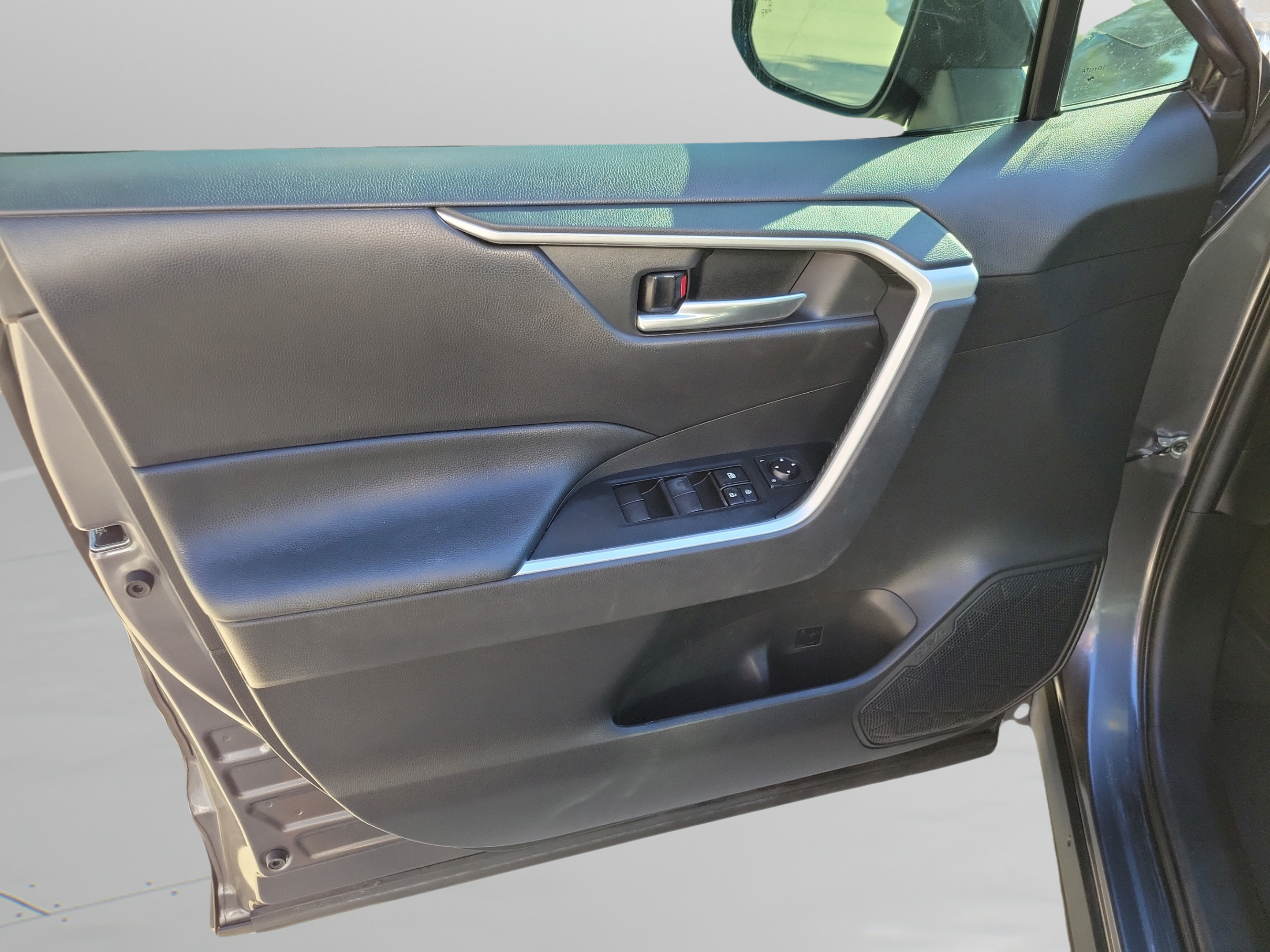 Used 2021 Toyota RAV4 XLE AWD/4WD image 6