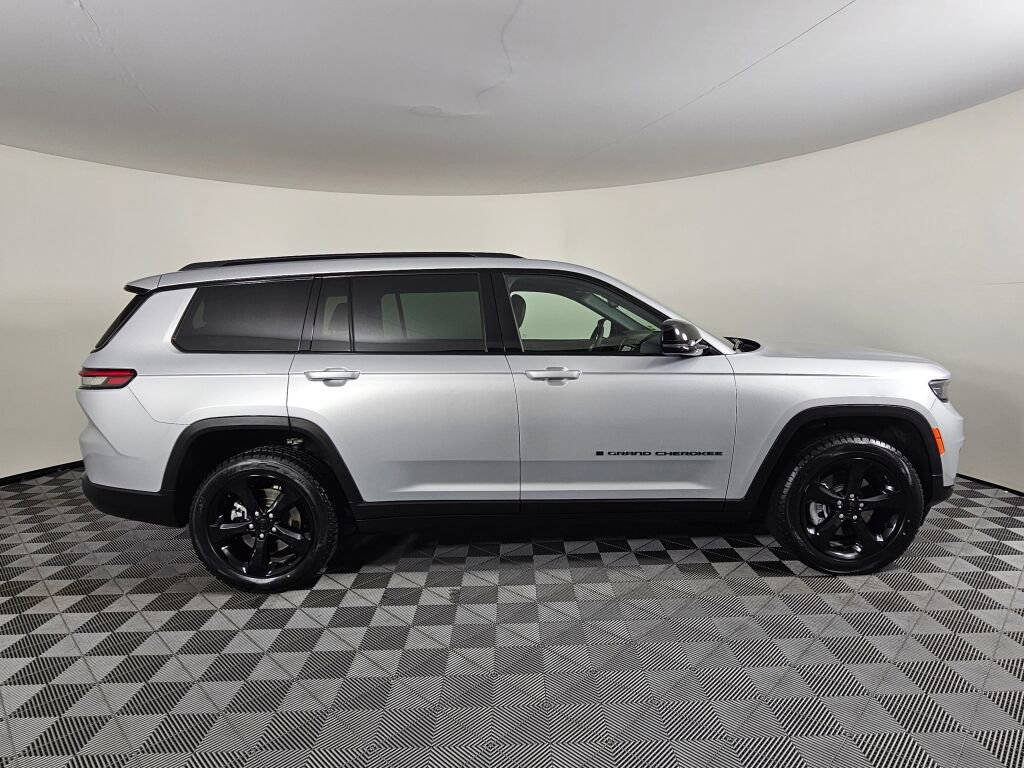 Used 2023 Jeep Grand Cherokee L Laredo AWD/4WD image 2