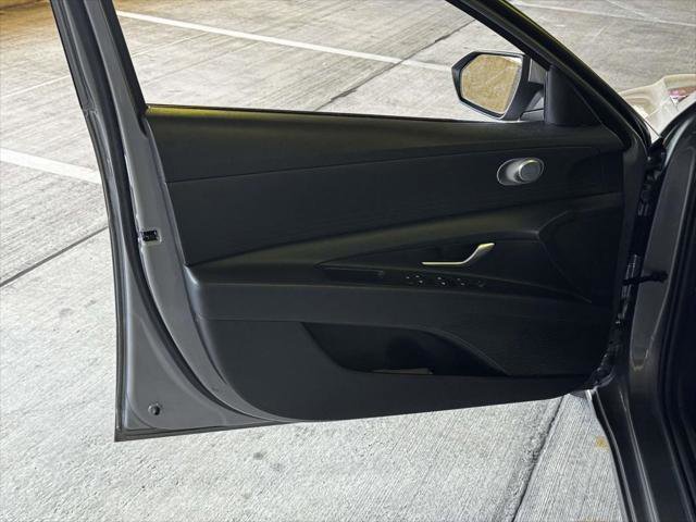 Used 2023 Hyundai Elantra SEL w/ Preferred Accessory Package FWD image 16