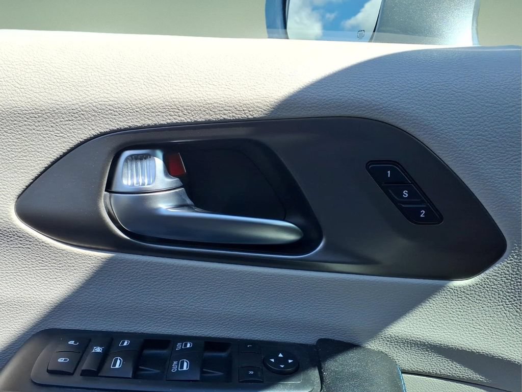 Used 2021 Chrysler Pacifica Touring-L FWD image 15