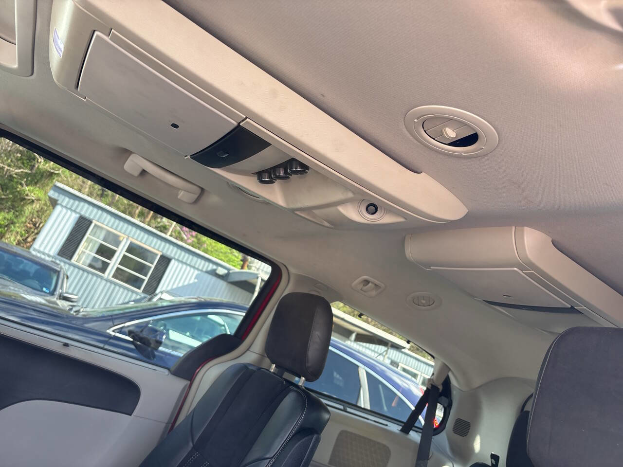 Used 2014 Chrysler Town & Country Touring-L image 18