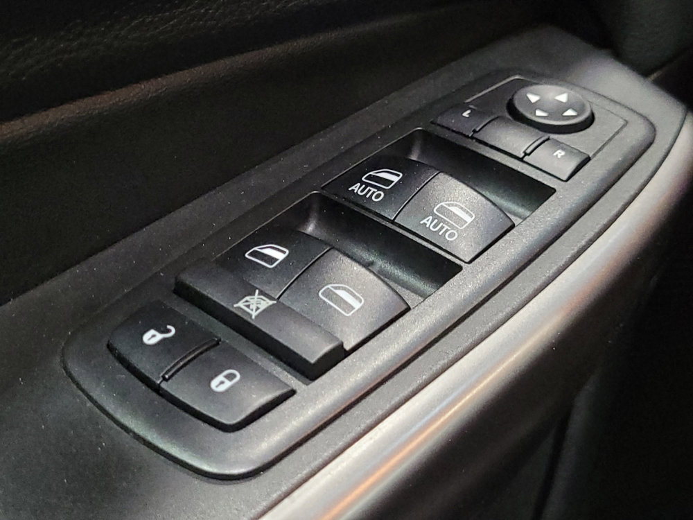 Used 2019 Jeep Cherokee Limited image 27